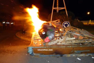 Miles de viudas lloran el entierro de la sardina de Isla Cristina