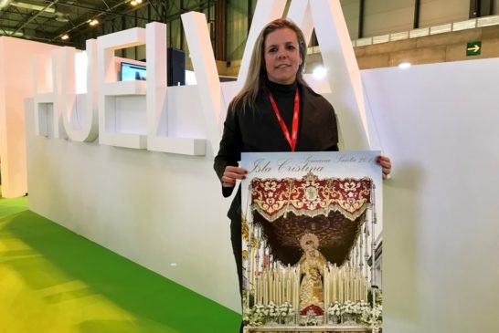 La alcaldesa monstrando el cartel anunciador de la Semana Santa isleña 2018