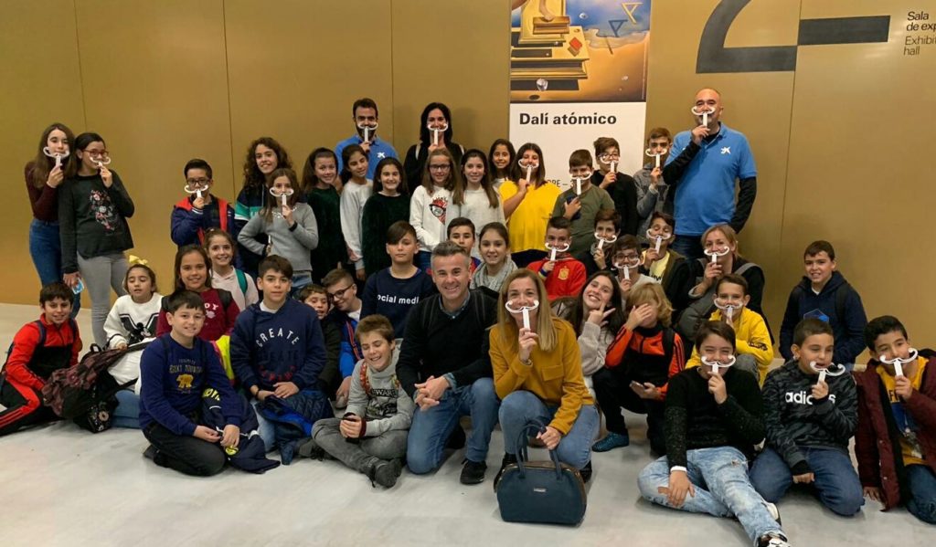 Medio centenar de niños y niñas isleños visitan la Fundación Caixa Fórum de Sevilla