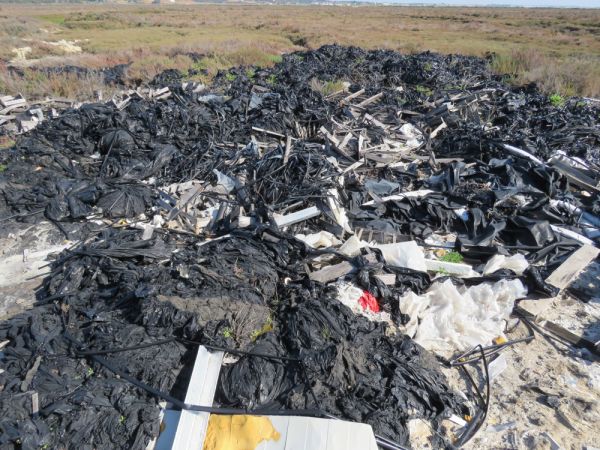 Denuncian un vertedero ilegal de plásticos agrícolas en el Paraje Natural Marismas de Isla Cristina