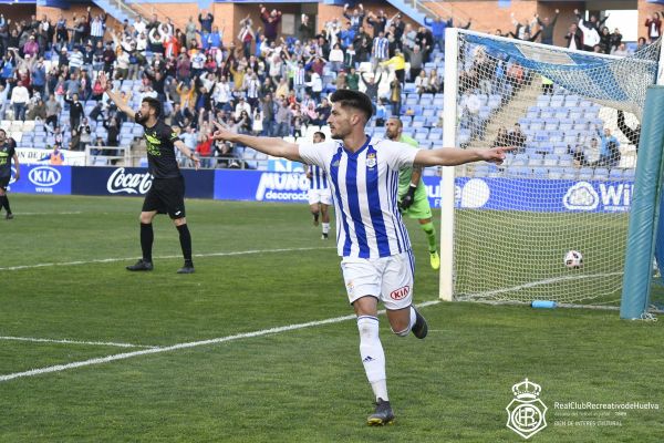 Tres clubes de Segunda División quieren fichar al delantero isleño Caye Quintana