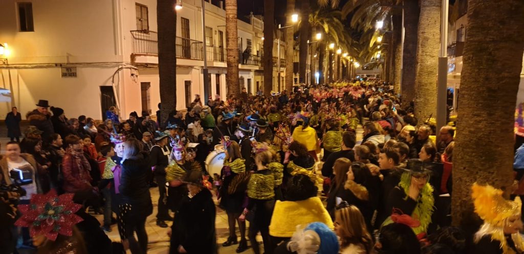 Miles de Viudas cumplieron en Isla Cristina con el ritual de quemar La Sardina