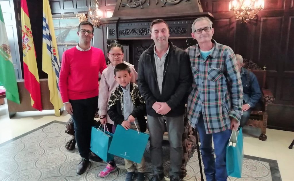 Dos hermanos chinos premiados como los mejores lectores de la biblioteca de Isla Cristina