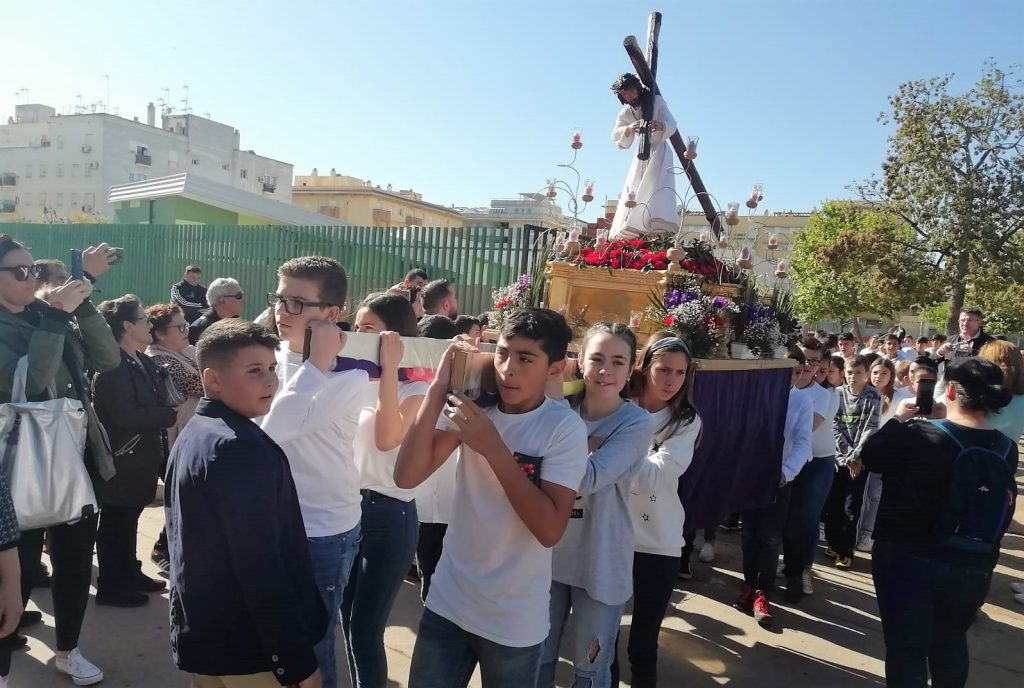El CEIP Sebastián Urbano Vázquez de Isla Cristina realiza su particular procesión de Semana Santa