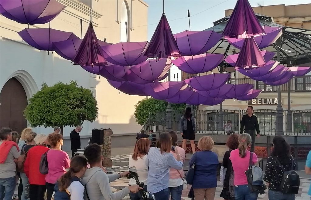 Isla Cristina se viste de violeta con una puesta de paraguas en la Plaza de la Paz