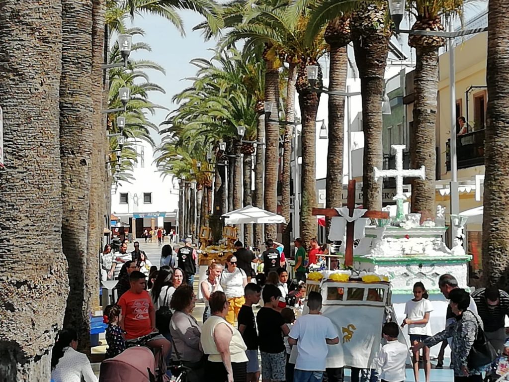 El tradicional Desfile de las Cruces de Mayo vuelva a recorrer las calles isleñas