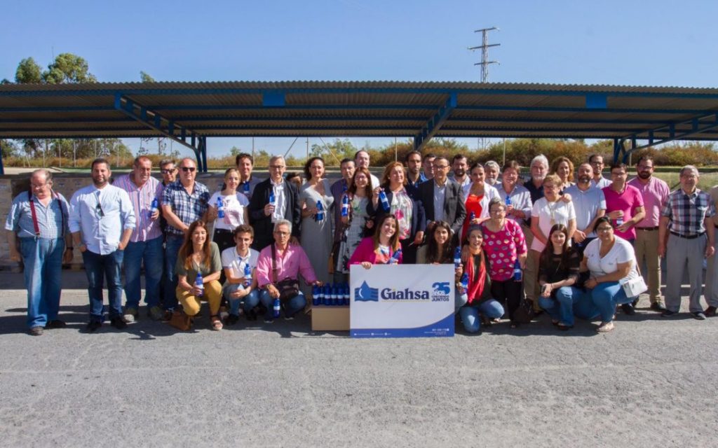 Entrega de 35.000 botellas de agua para las hermandades del Rocío de Huelva