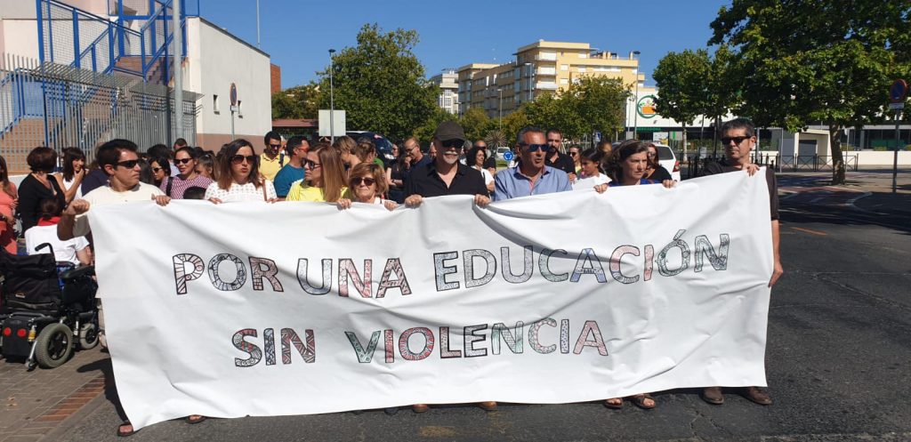 La comunidad educativa de Isla Cristina se concentra por una Educación sin Violencia