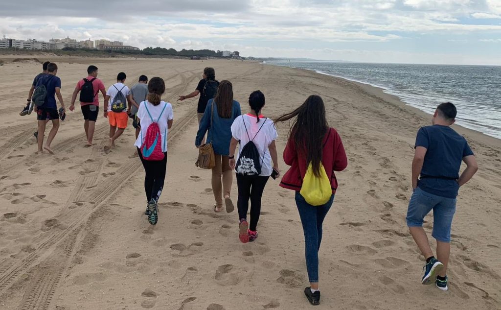 Isla Cristina conmemora el Día Mundial sin Adicciones con senderismo para adolescentes