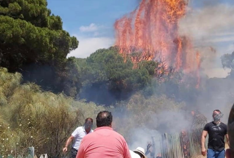 Incendio en las vallas de madera de la Playa del Hoyo de Isla Cristina