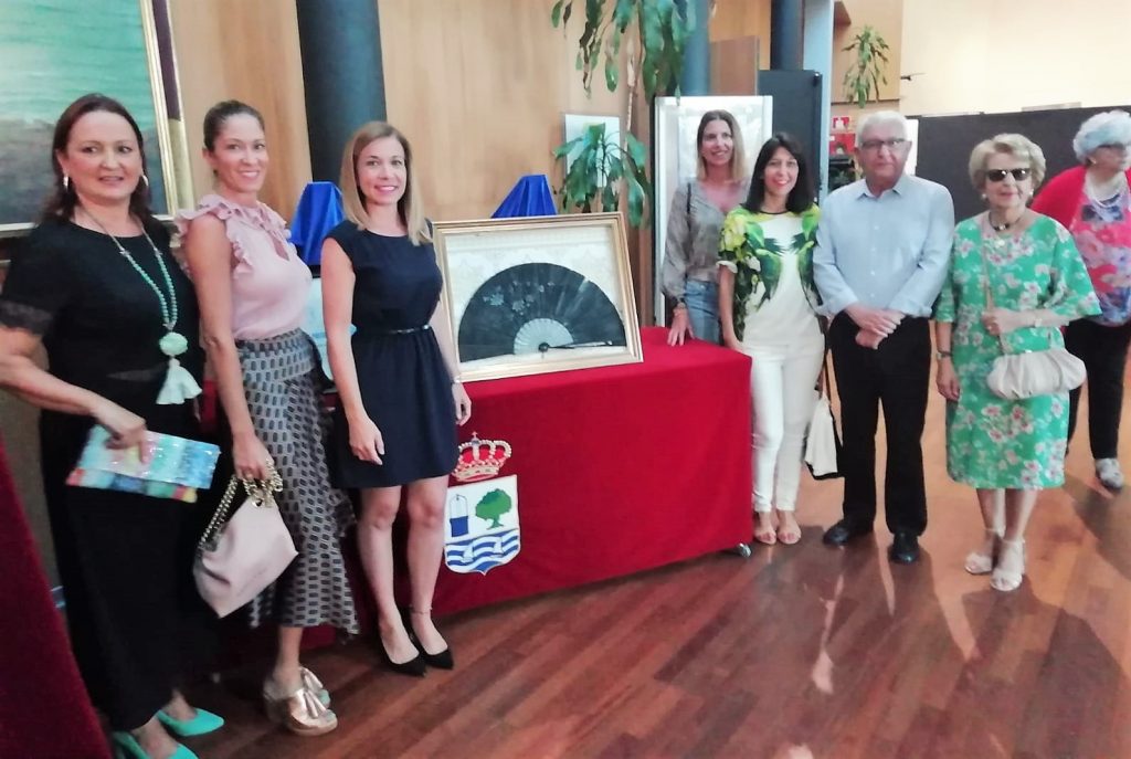 El Ayuntamiento de Isla Cristina recibe la donación de un abanico que utilizó la artista Concha Piquer