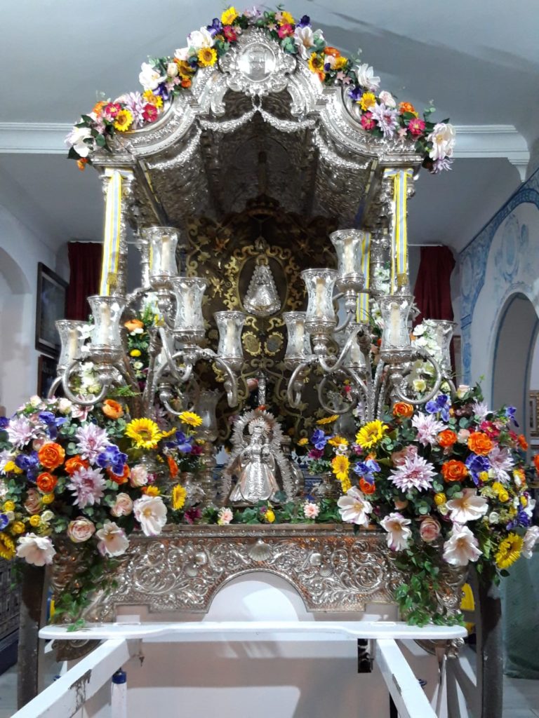 La Carreta del Simpecado de Isla Cristina con nueva puesta de flores