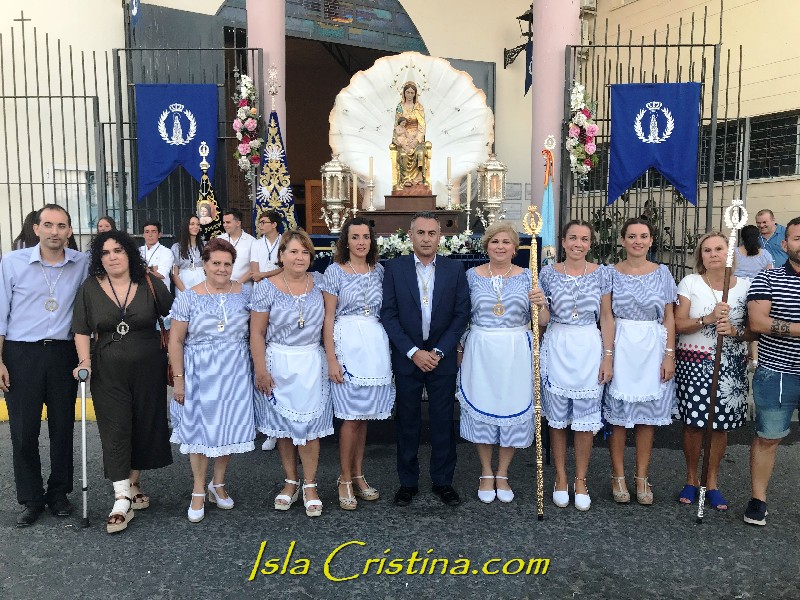Ofrendan miles de nardos blancos para el paso de la Virgen del Mar que procesiona el domingo