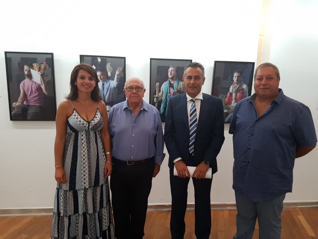 El reconocido artista Adolfo de los Santos está exponiendo su última colección en Isla Cristina