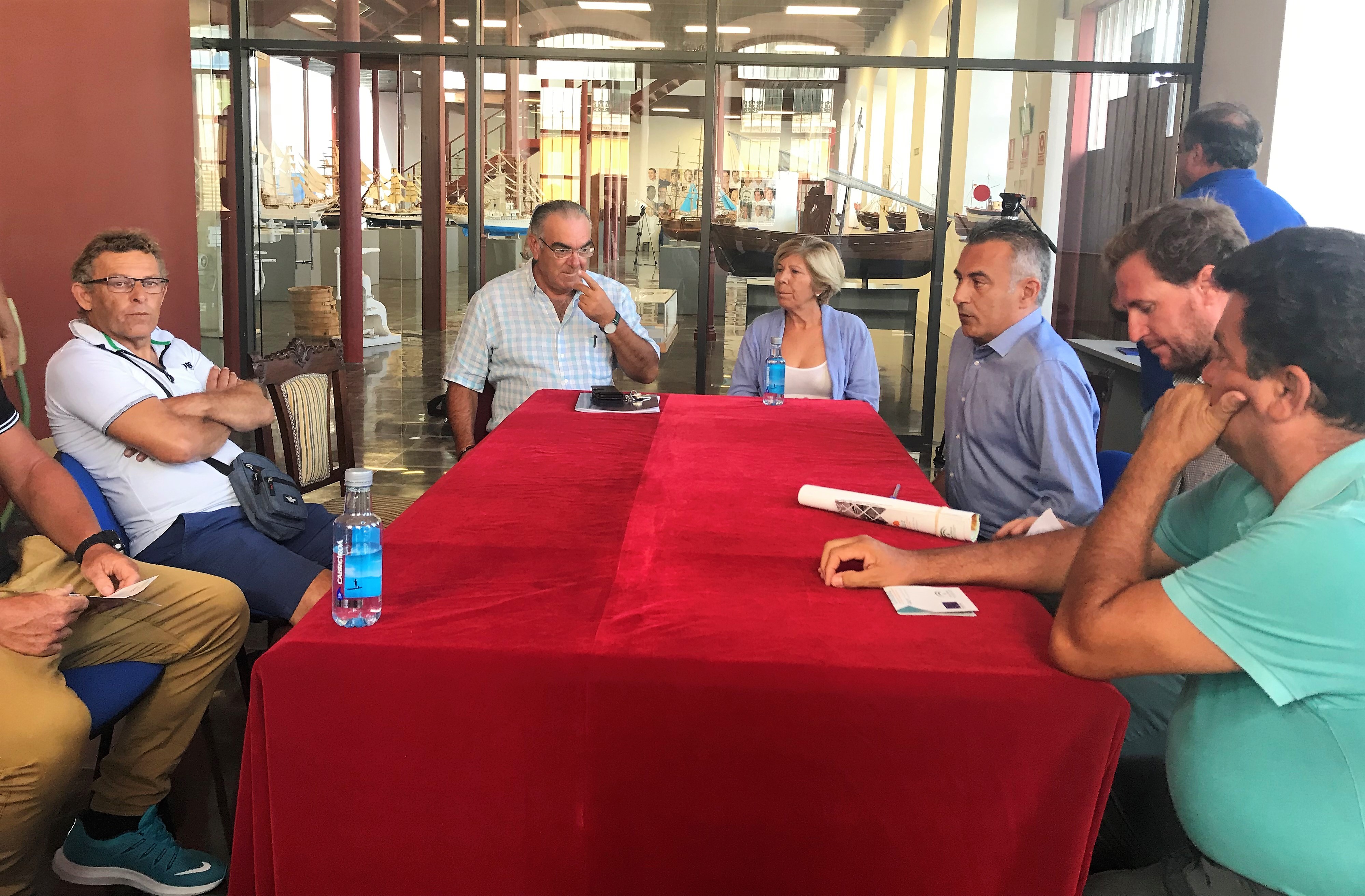 El alcalde de Isla Cristina atiende la llamada del sector pesquero isleño
