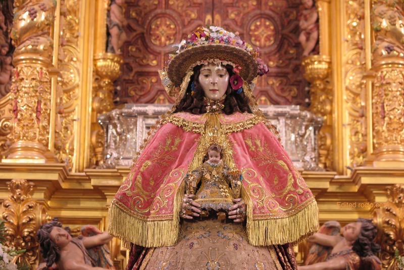 La Virgen del Rocío amanece vestida de Pastora para su Traslado 2019