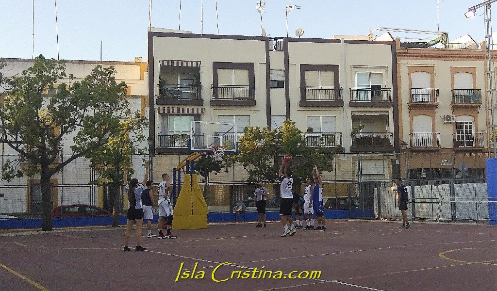 El XXXVI Campeonato Internacional de Baloncesto de Isla Cristina llena de deporte las tardes de agosto