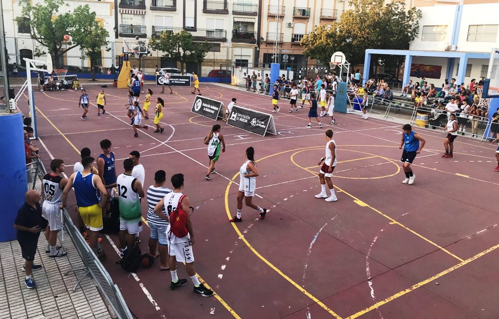 Mucho deporte en Isla Cristina durante un fin de semana caluroso