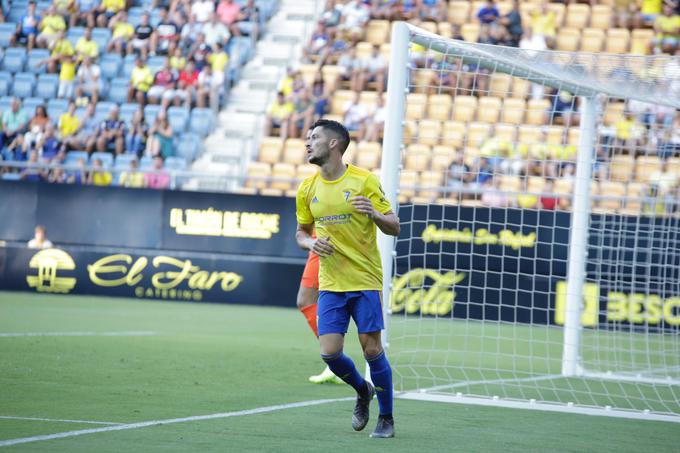 Un gol tempranero de Caye da la victoria al Cádiz en la presentación ante la afición
