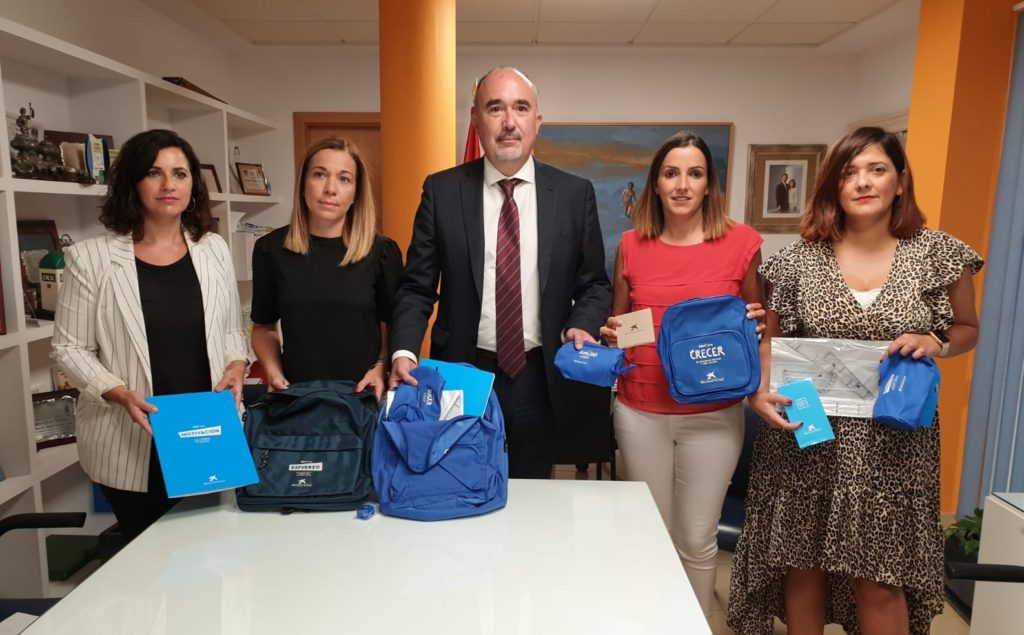 El ayuntamiento de Isla Cristina recepciona 250 kits escolares de la Obra Social La Caixa