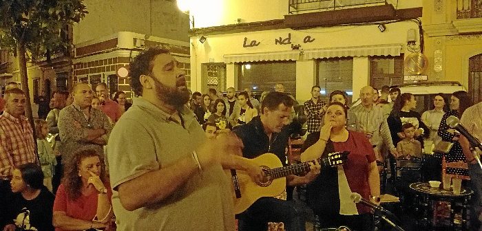 José Villata, Mª Carmen Verdún y J. A. Monclova cantan la salva en Isla Cristina