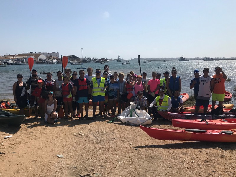 Isla Cristina se une a la limpieza de plásticos en kayaks