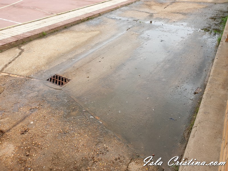 Aguas fecales obliga a cerrar parte del patio del colegio La Higuerita de Pozo del Camino