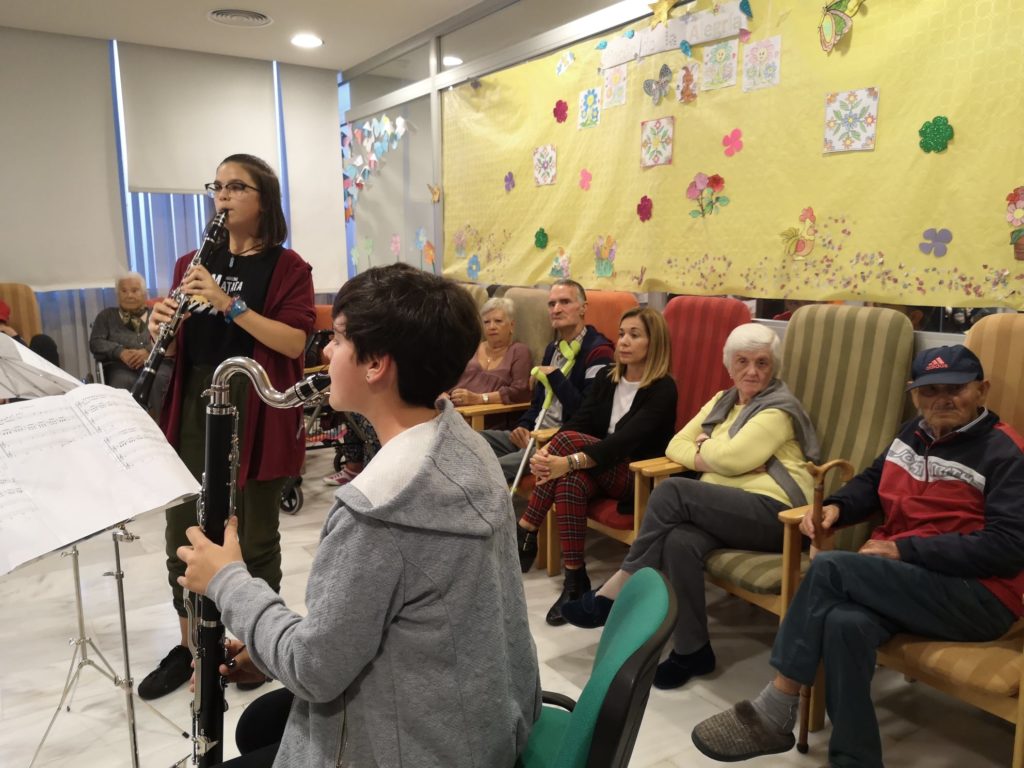 Encuentro Intergeneracional entre los alumnos del Conservatorio de Música y los usuarios de la Residencia de Mayores en Radio Isla Cristina