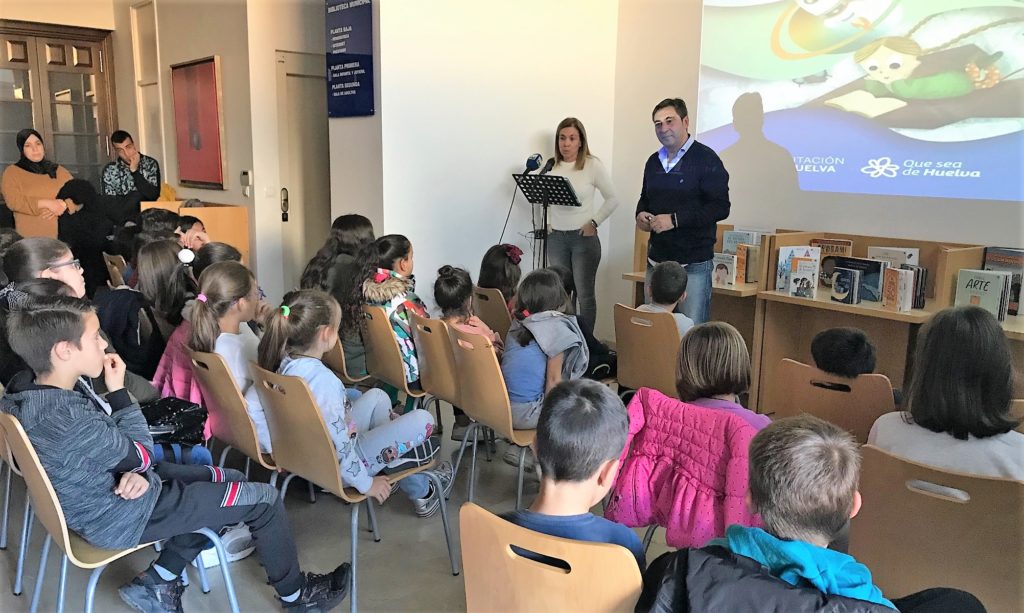 Los niños y niñas isleñas participan en el programa 'Huelva lee+