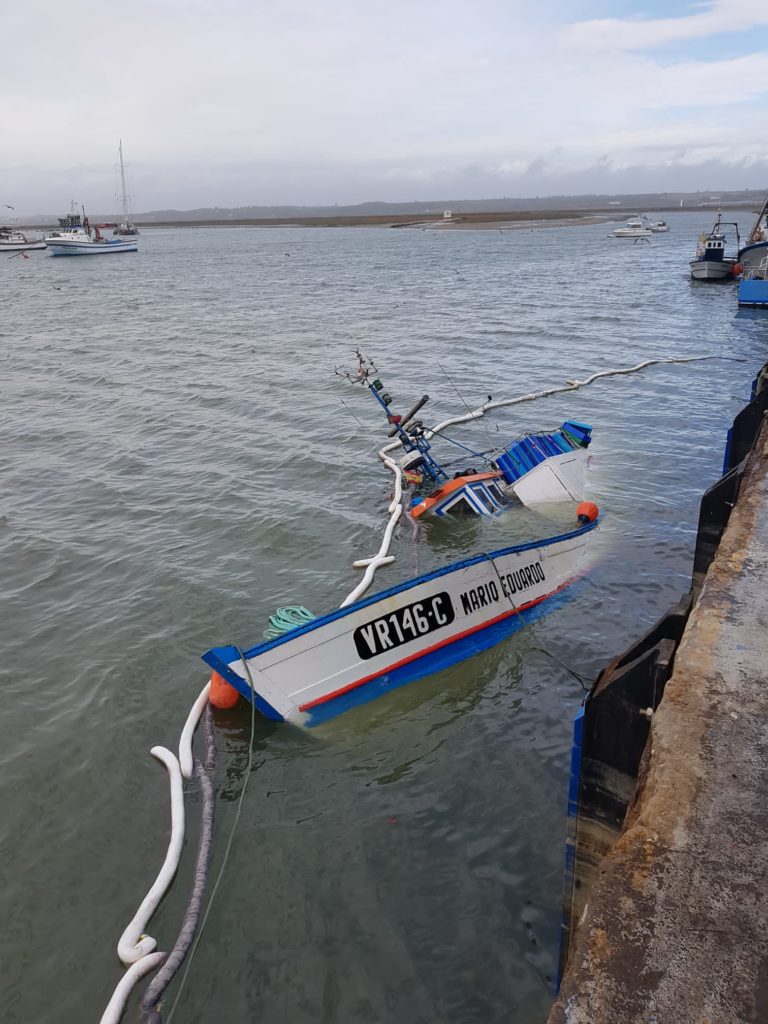 Se hunde un barco arrastrero en el puerto de Isla Cristina