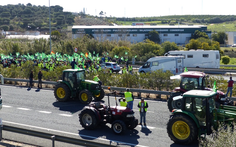 Agricultores y ganaderos de Huelva bloquean la A-49 cerca de la frontera portuguesa