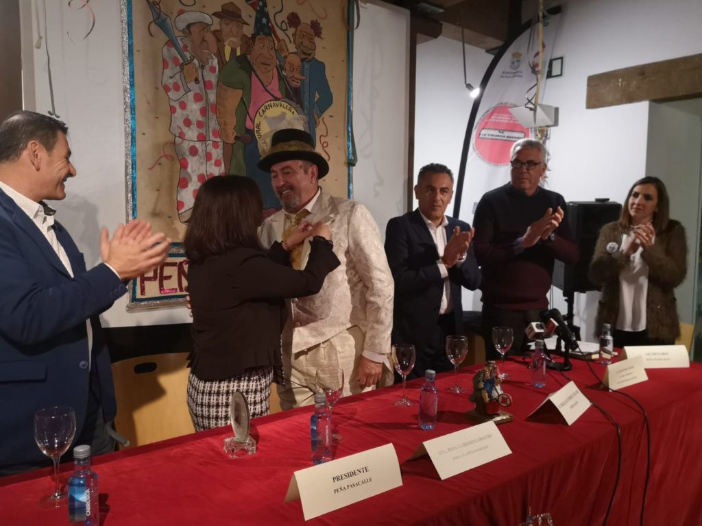 El Ayuntamiento entrega los premios del Carnaval y la peña Pasacalles el Antifaz de Oro