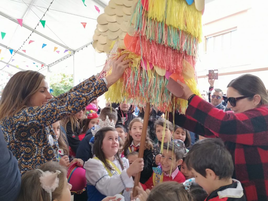 El Domingo de Piñatas pone el punto y final al Carnaval en Isla Cristina