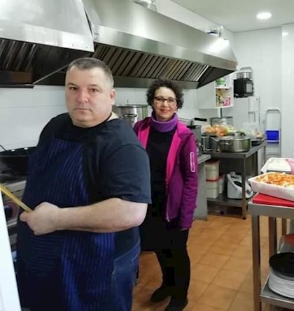 Una brasería de Isla Cristina elabora menús para repartirlos entre 40 familias sin recursos