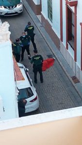 La Guardia Civil y Policía Local de Isla Cristina auxilia a un vecino desmayado