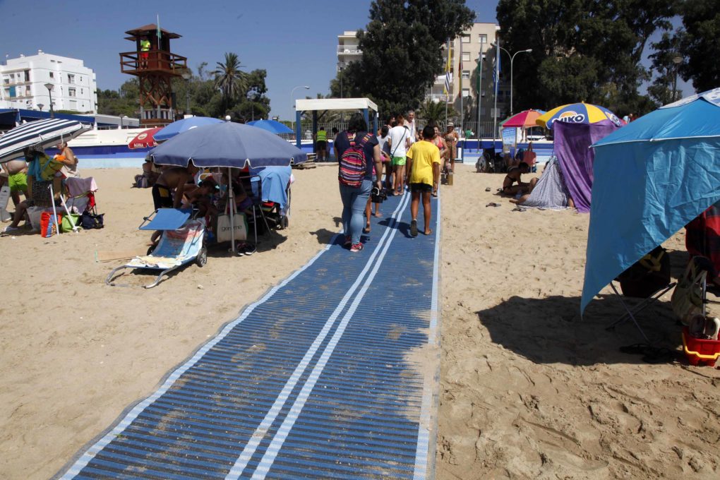 El regreso de los bañistas en las playas de Isla Cristina en la fase 2
