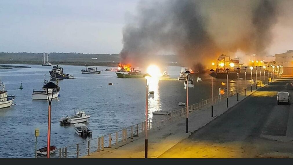 Incendio de varios pesqueros en el puerto de Isla Cristina