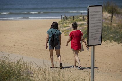 Los alcaldes de la costa occidental de Huelva valoran positivamente la contratación de auxiliares de playa