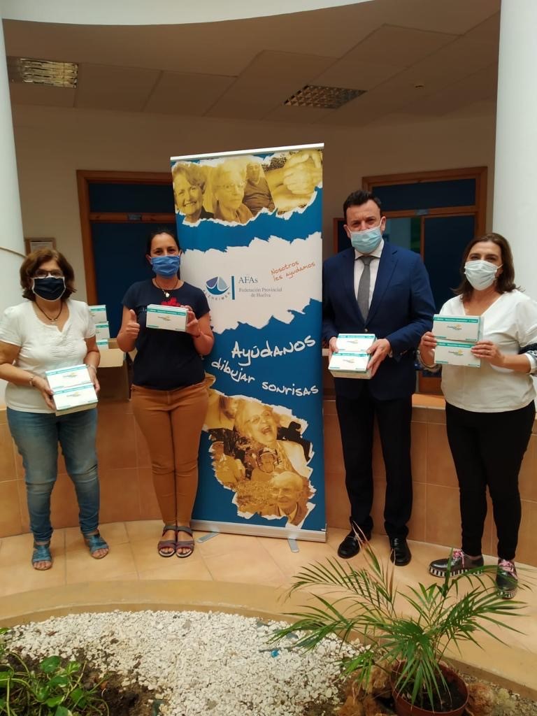 Fundación Caja Rural del Sur muestra su apoyo a AFA Huelva con la entrega de mascarillas
