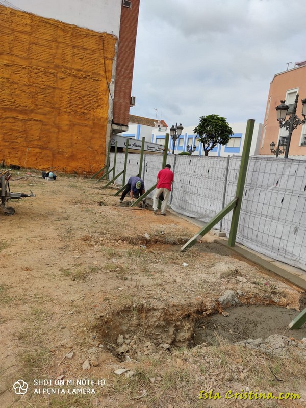 El Ayuntamiento de Isla Cristina acomete distintos trabajos de adecentamiento en el casco urbano