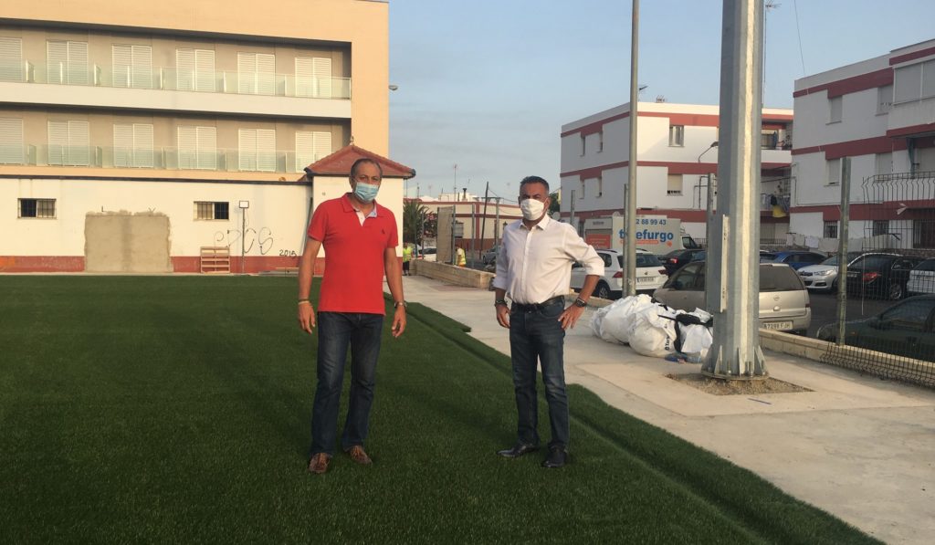 El Alcalde de Isla Cristina y el Concejal Delegado de Deportes visitan las obras del nuevo campo de césped artificial de la Punta del Caimán