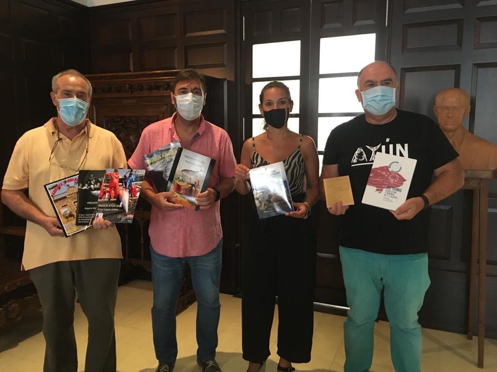 La Biblioteca de Isla Cristina recibe una donación de libros de la Asociación Amigos del Atún