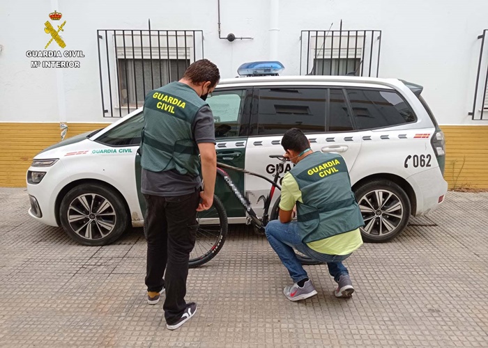 Dos detenidos en Isla Cristina, uno menor, acusados del robo de una bicicleta
