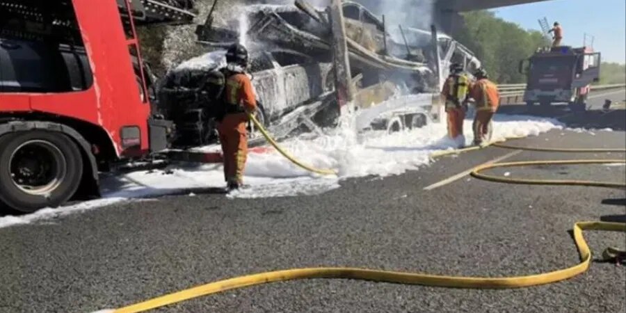 Cortada la A-49 a la altura de Isla Cristina por el incendio de un portacoches