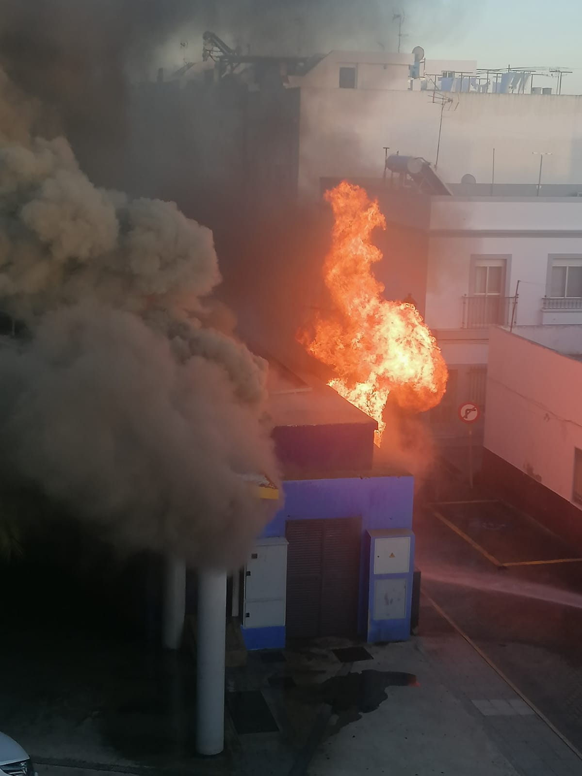 Aparatoso incendio de un transformador eléctrico en Isla Cristina
