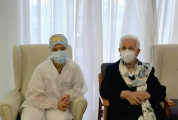 Araceli, de 96 años, recibe la primera dosis de la vacuna en España