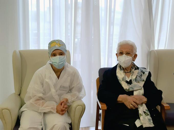 Araceli, de 96 años, recibe la primera dosis de la vacuna en España
