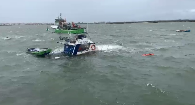 El temporal hunde un barco en el puerto pesquero de Isla Cristina