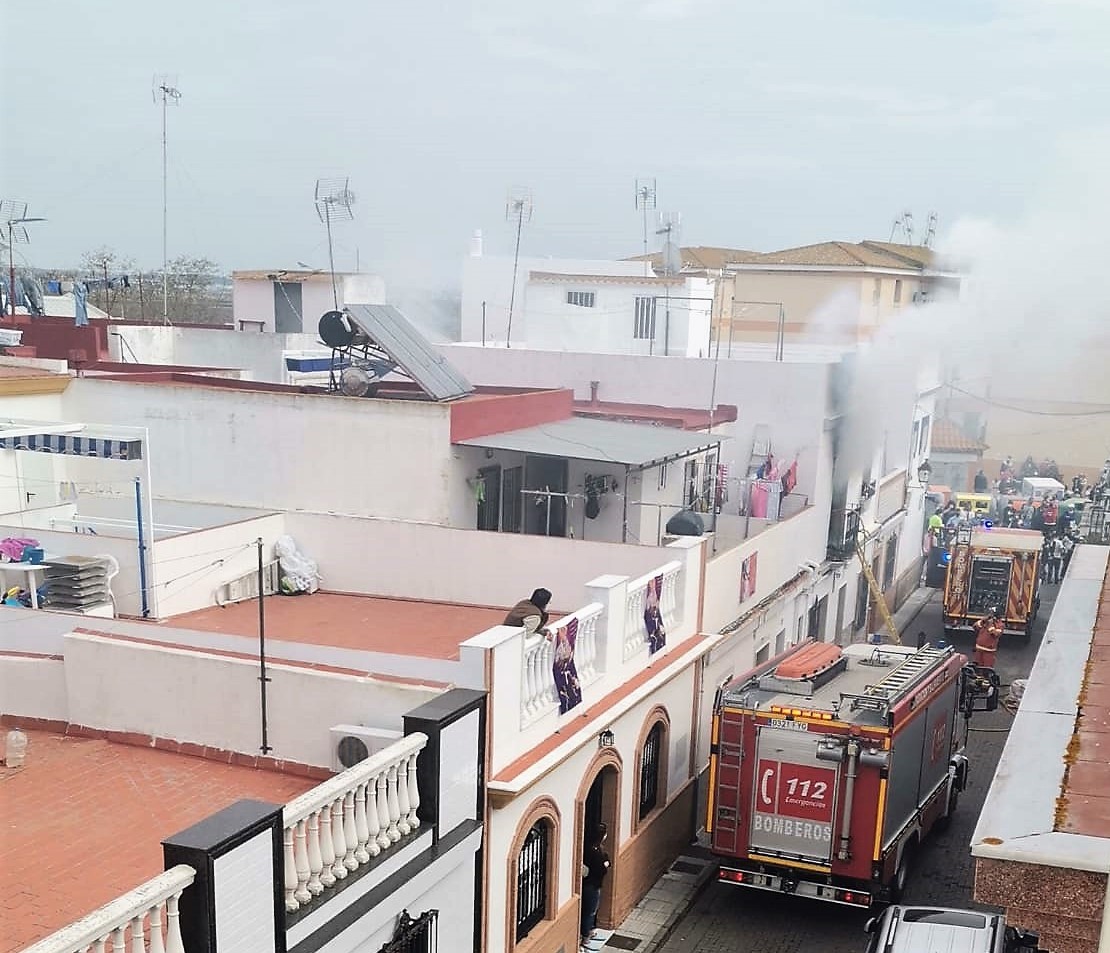 Vecinos de Isla Cristina sacan a dos personas mayores de una casa en llamas