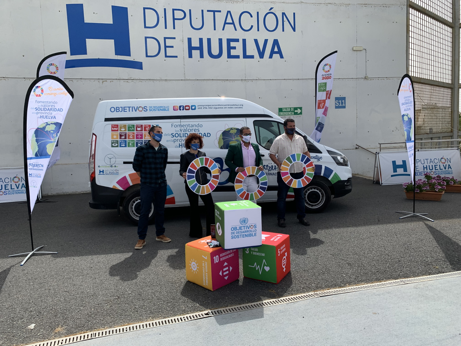 Cooperación Internacional rotula una furgoneta para el proyecto Fomentando los Valores de la Solidaridad en la provincia